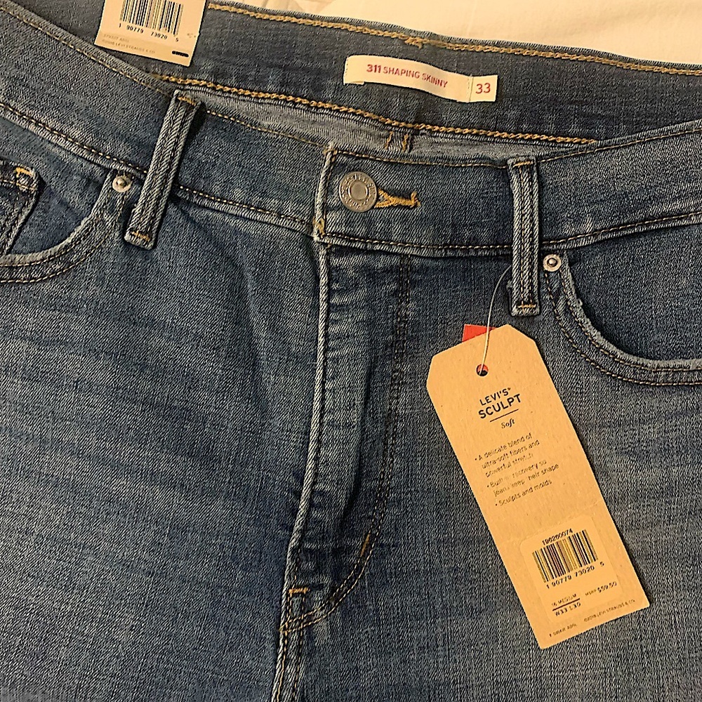 Women Levi’s shaping skinny jean